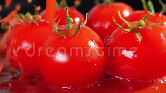 慢动作特写镜头红樱桃番茄倒在红汁或酱汁中视频的预览图