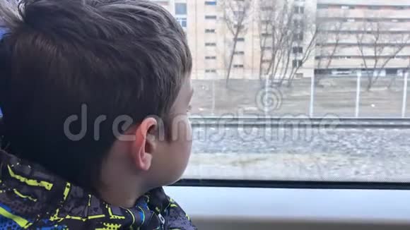 一个孤独悲伤沮丧和冷漠的十几岁男孩坐火车逃跑的肖像视频的预览图