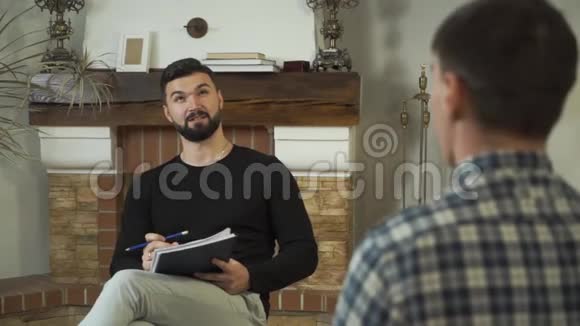 一副好白种人坐在报纸上说话微笑的肖像专业男性心理学家讲故事视频的预览图