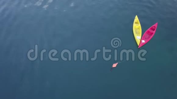 科托湾的船美丽的夏海湾在黑山科托亚得里亚海的水空中视频无人驾驶飞机3视频的预览图