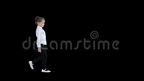 带着白色姿势微笑的小女孩阿尔法频道视频的预览图