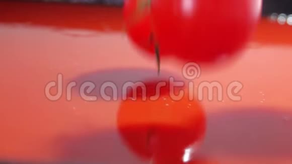 超级慢动作特写镜头红色成熟番茄落在红色果汁或酱汁中视频的预览图