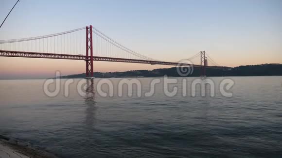 日落时可以看到里斯本桥和葡萄牙船视频的预览图
