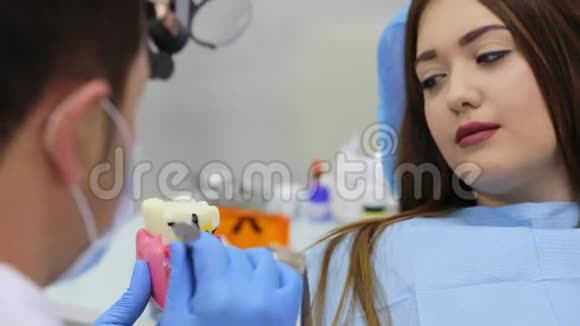 牙医正在用牙齿模型解释治疗方法视频的预览图