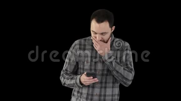 悲伤的年轻人走着看着他的手机他的手在他的脸上阿尔法频道视频的预览图