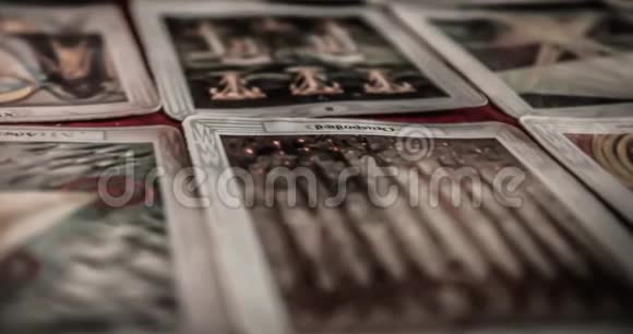 神秘塔罗牌和旧塔罗牌的特写摆在桌上为一个神奇的异教徒精神命运阅读仪式视频的预览图