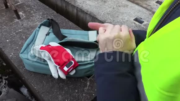 冰冷双手的女工程师戴防护手套视频的预览图