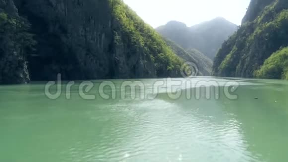 欧洲河流峡谷的空中飞行视频的预览图