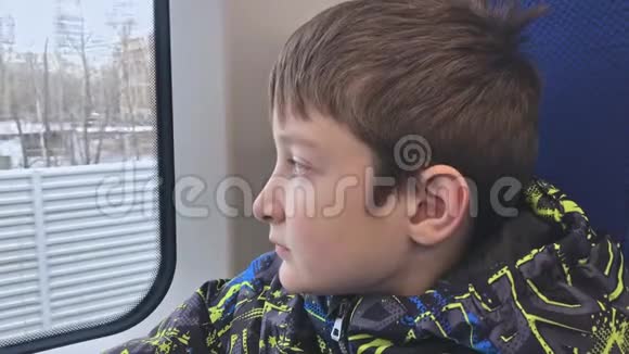 一个孤独悲伤沮丧和冷漠的十几岁男孩坐火车逃跑的肖像视频的预览图