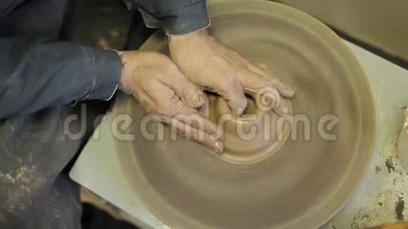 波特形成一个粘土产品与陶器工具上的陶轮顶部视图视频的预览图