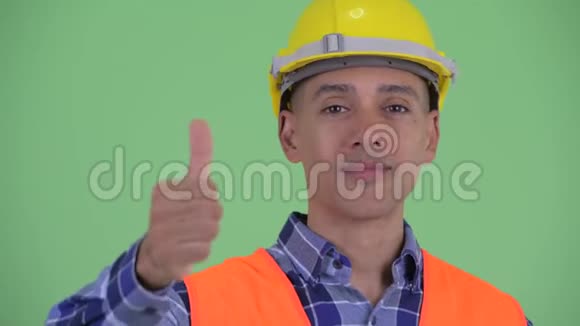 幸福多民族建筑工人竖起大拇指视频的预览图