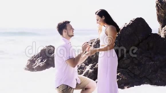 在海滩上和男人求婚视频的预览图