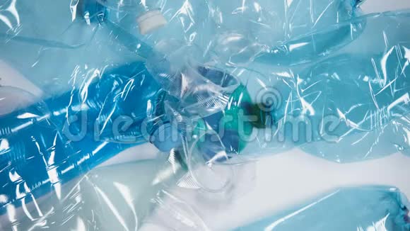 压缩塑料瓶从星球图片中消失拯救自然的概念视频的预览图