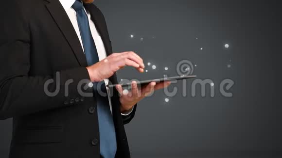 商人用数字平板电脑包围白色气泡视频的预览图