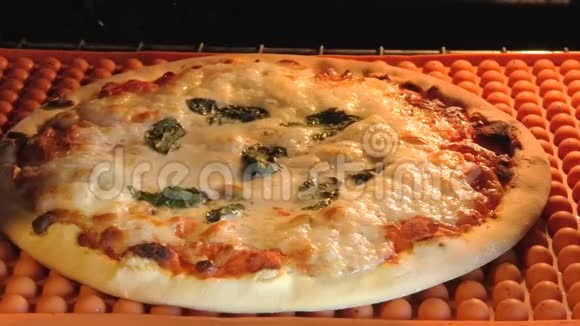 烤炉里的圆形披萨视频的预览图