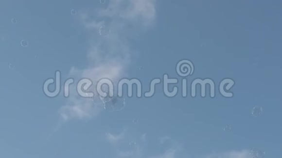 在淡蓝色的天空中自由飞翔的泡泡视频的预览图