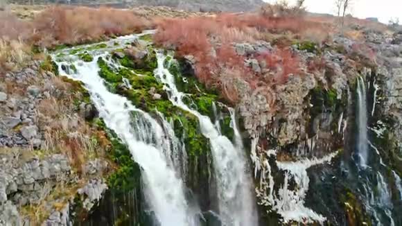 瀑布的起源被认为是一种小溪流视频的预览图