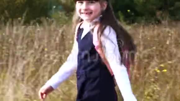 快乐的小女生回到学校户外视频的预览图