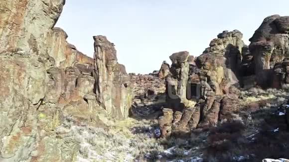 有人在沙漠中的岩石尖塔下面表演视频的预览图