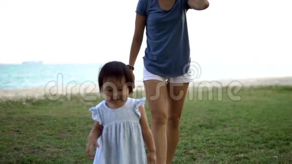 亚洲母亲和年轻女婴走路动作缓慢视频的预览图
