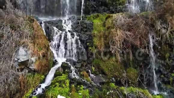 莱西瀑布从岩石上流入峡谷视频的预览图