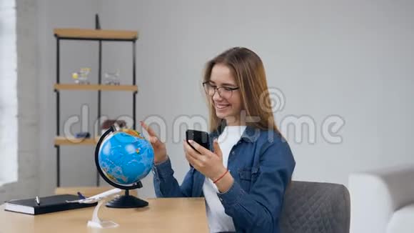 漂亮的年轻女人戴着眼镜看着地球视频的预览图