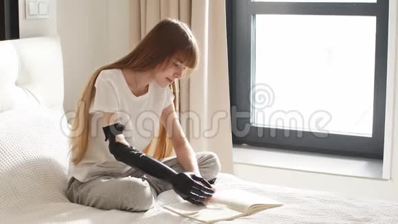 写作的进步女性在写作中使用假肢装置视频的预览图