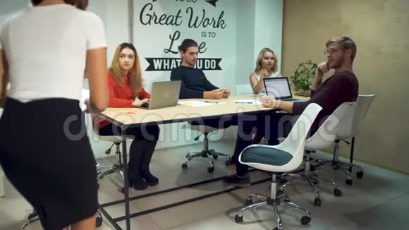 一位同事加入了企业家团队在办公室会议室讨论新创业公司的战略视频的预览图