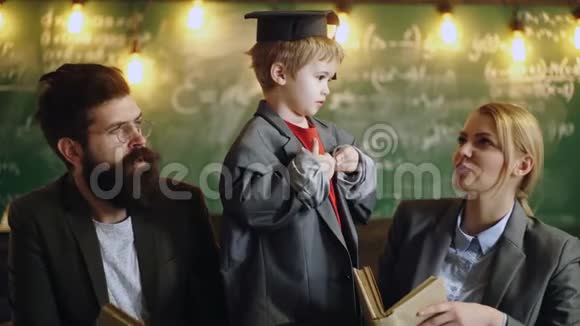 穿大西装外套和毕业帽的孩子小学教育专业导师是他们的专家视频的预览图