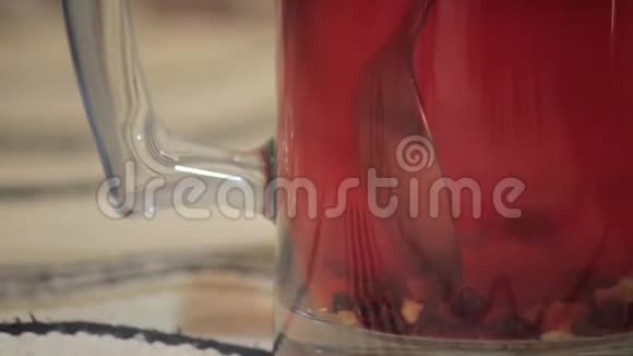 淡红茶搅拌视频的预览图