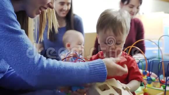 玩玩具的母亲和幼儿组视频的预览图
