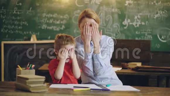 学校黑板上的概念教室里的年轻人学生和小学生聪明成功的男孩视频的预览图