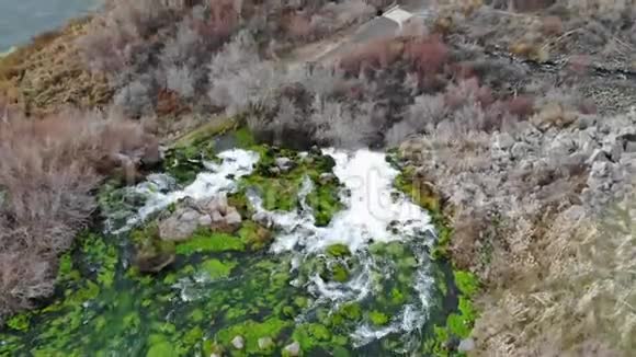 瀑布的起源被认为是一种小溪流视频的预览图