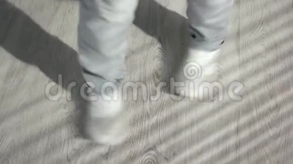 穿着白色运动鞋跳舞视频的预览图