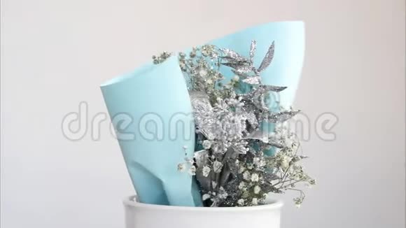 花花束旋转花组成的干叶用银画手工装饰用银色油漆视频的预览图
