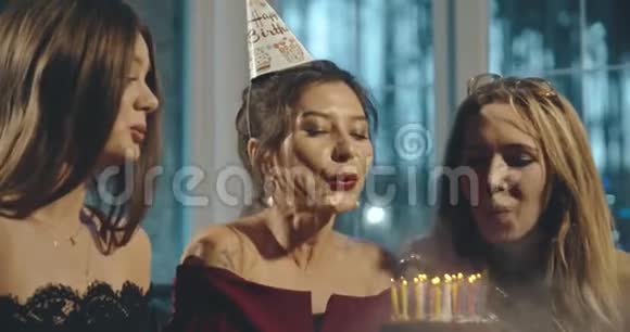 亚洲生日女孩在蛋糕上吹蜡烛家庭聚会生日派对家庭友谊生活方式广告视频的预览图