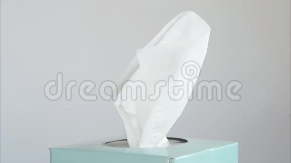 旋转餐巾纸纸巾白色卫生一次性用品装在灰色背景的盒子里身体护理产品厨房视频的预览图