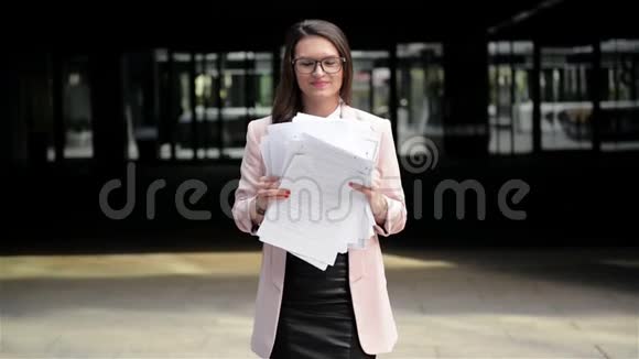 快乐的年轻成功经理抛出她的文件商务夫人正在庆祝离职视频的预览图