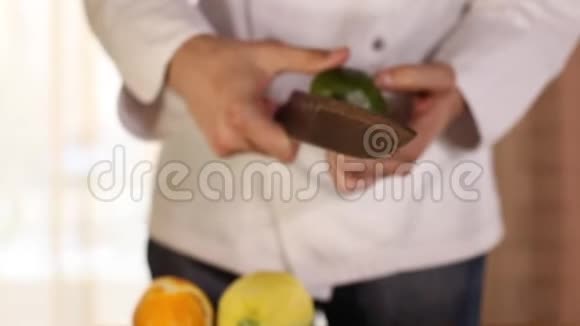 厨师正在用刀子清洗鳄梨视频的预览图