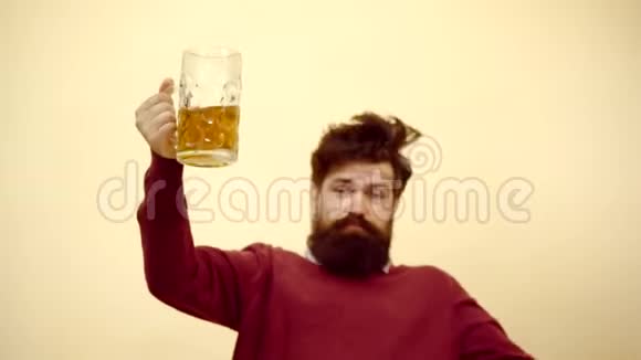 大胡子喝啤酒带啤酒的复古男人啤酒酒吧和酒吧酒精饮料的复古广告视频的预览图