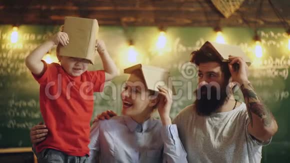 母亲父亲和儿子头上戴着书牢记信息知识作为信息存储的头视频的预览图