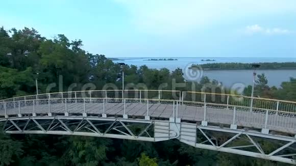 爱之桥从鸟瞰切尔卡西城视频的预览图