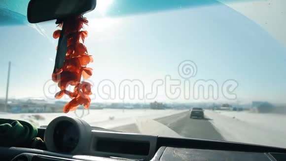 车里镜子上的钥匙环视频的预览图