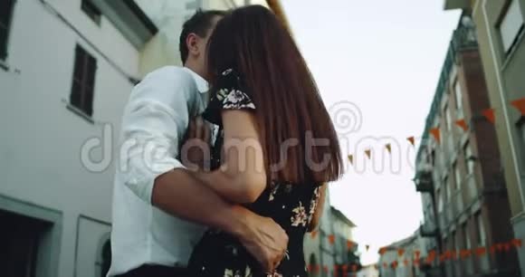 在意大利的老街中间亲密的有魅力的情侣浪漫地共度时光视频的预览图