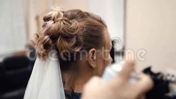 理发师在美容院做发型视频的预览图