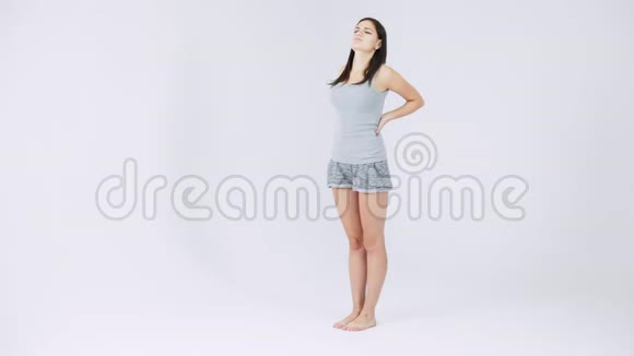 有背痛腰下背部问题的女人在白色背景上孤立视频的预览图