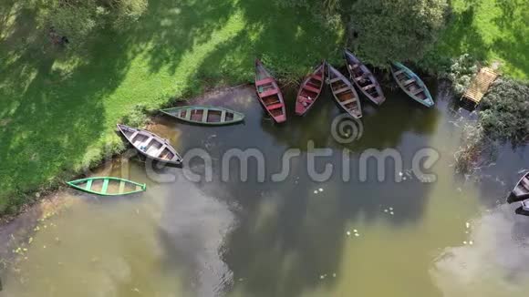 大风日雨后靠近湖岸的木制渔船空中视频的预览图