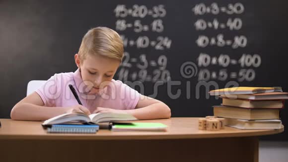 聪明的小学生解决问题数学练习写在黑板后面视频的预览图