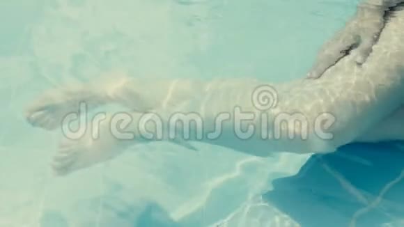 女人的脚在游泳池里视频的预览图