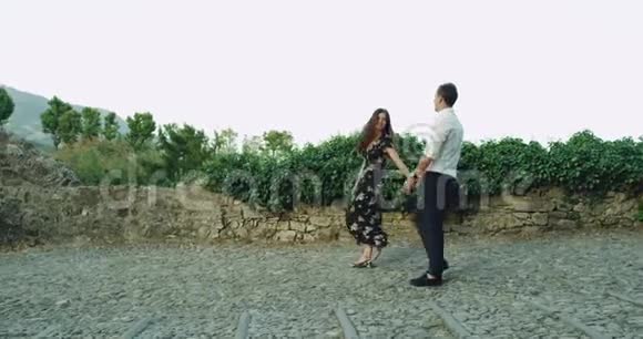 漂亮的年轻夫妇在意大利的老穿过意大利的老城他们在一起度过浪漫的时光视频的预览图